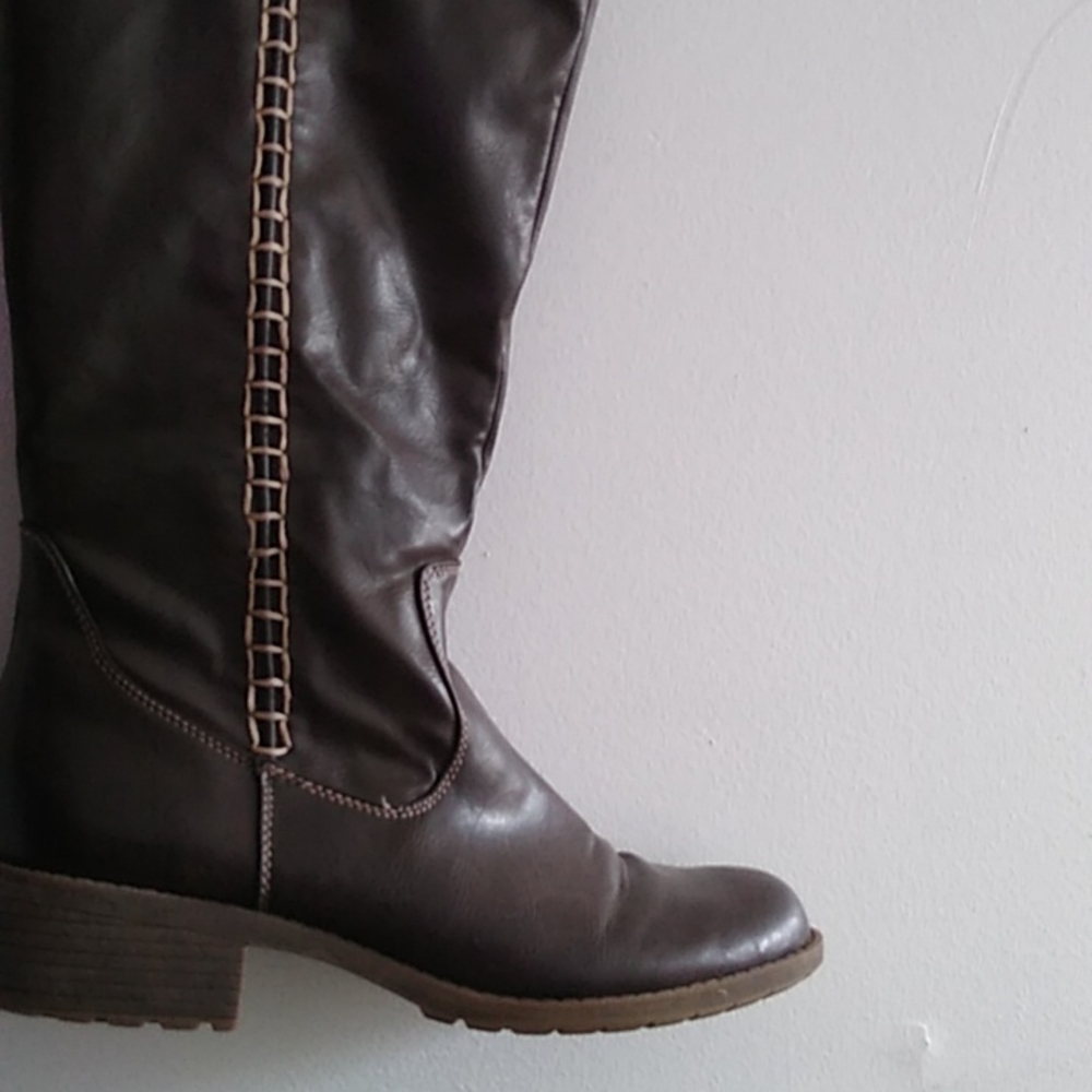 Boots -Calf (Like New)Stylish  Comfortable, faux